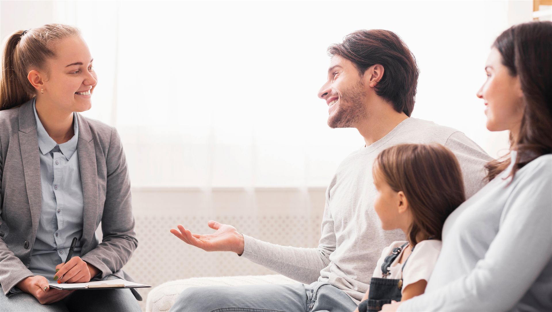 Familie in Beratungsgespräch